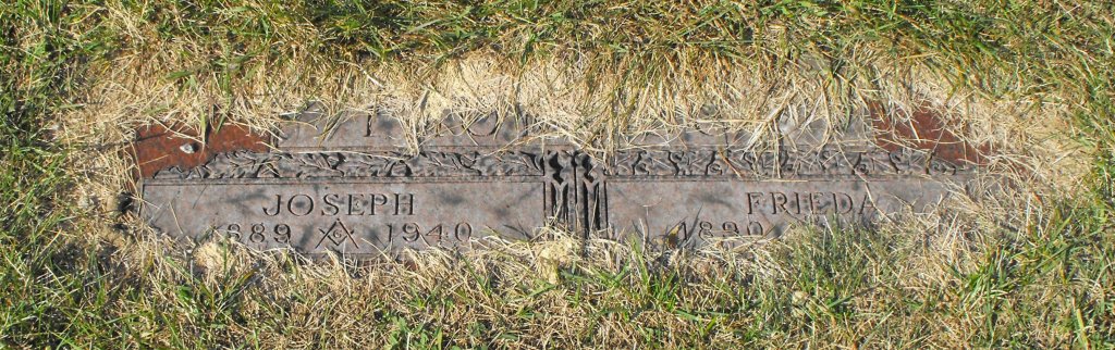 Sinking headstone in Rosehill Cemetery, Chicago Illinoi